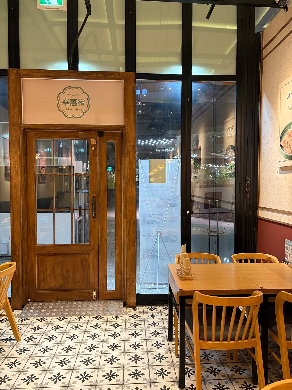 Seating ranging from solo tables to 4-person tables