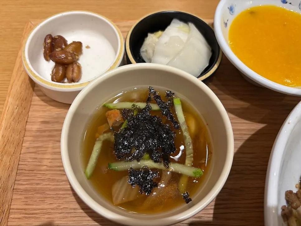 Soup and seaweed served alongside the set meal