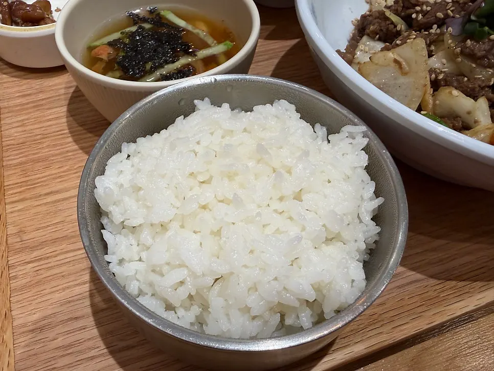 The full table with both the bossam set and bulgogi set