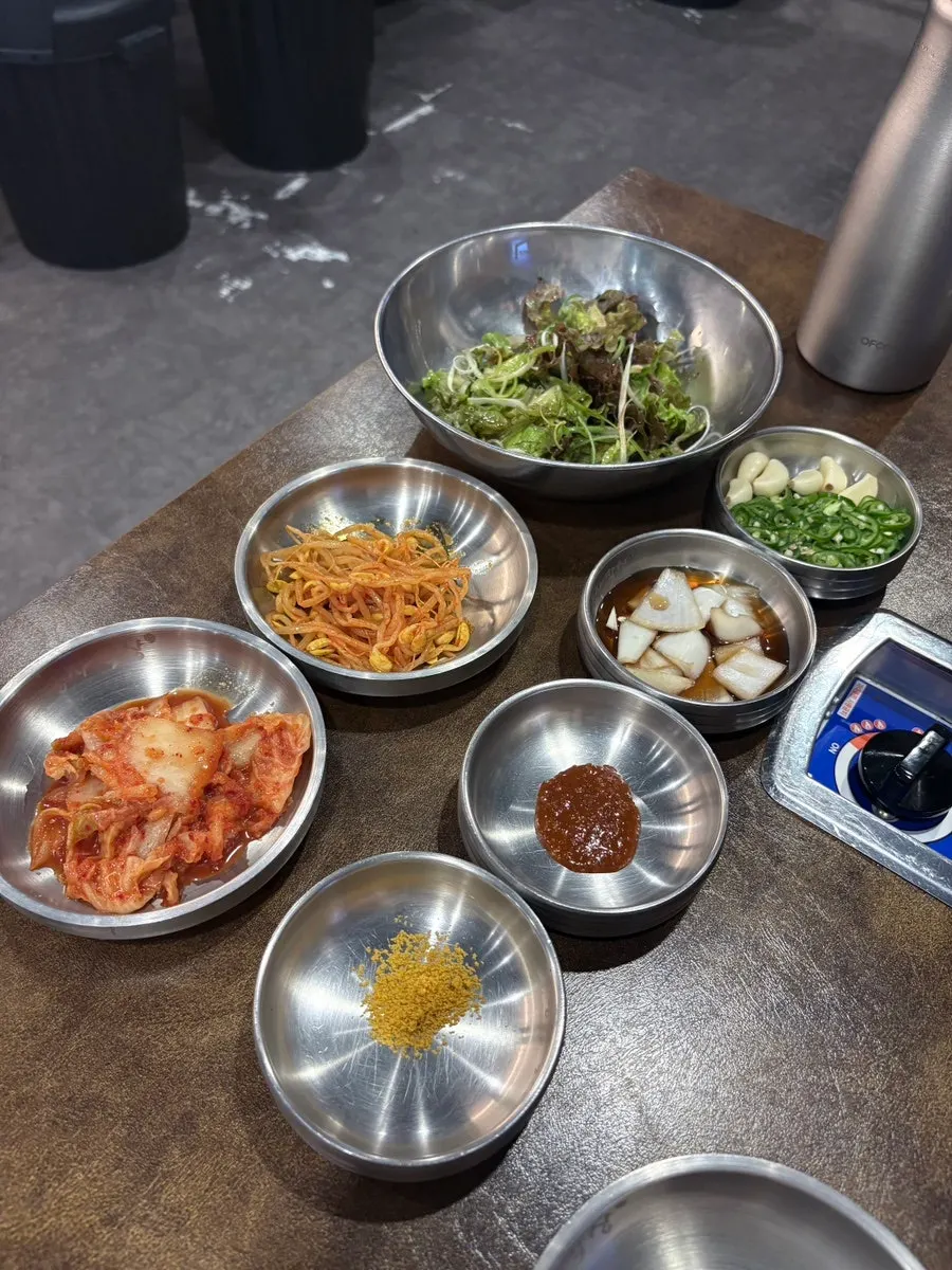 Bongja Makchang banchan spread with kimchi, bean sprouts, and jaeraegi