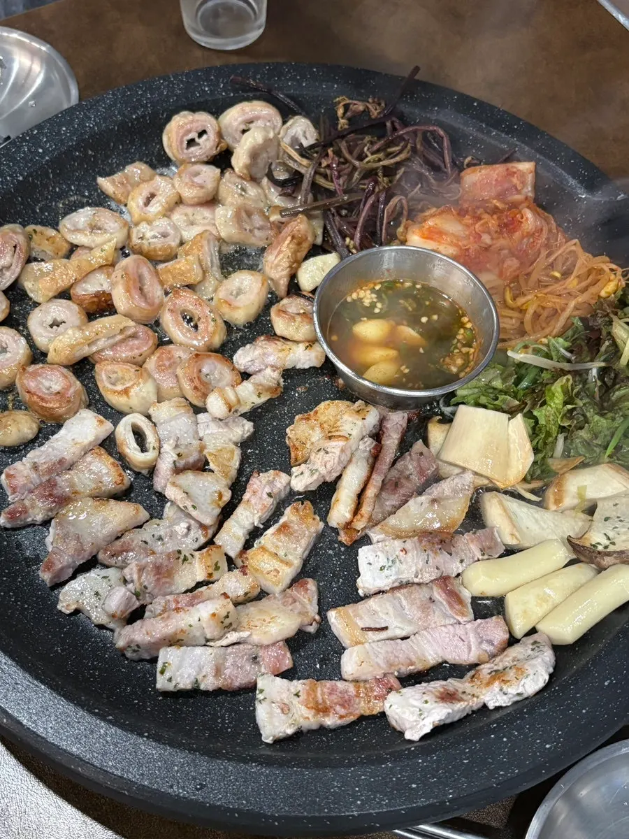 Raw makchang and raw pork belly on the stone griddle