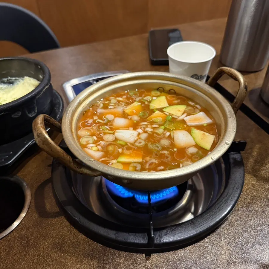 두부와 야채가 든 된장찌개