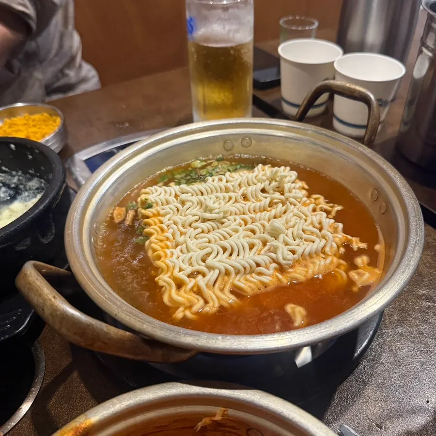 불판 아래쪽에 올린 김치와 콩나물