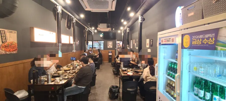 Interior tables at Bongja Makchang Daegu Jongno Branch