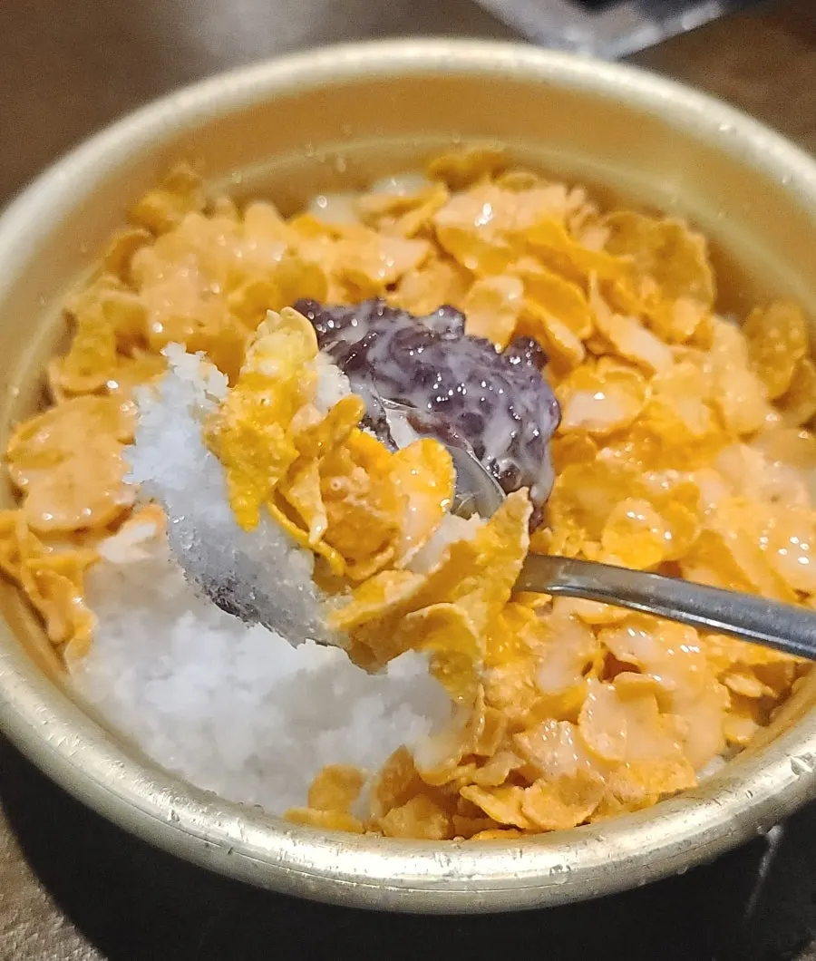 Close-up of the boiling ramyeon