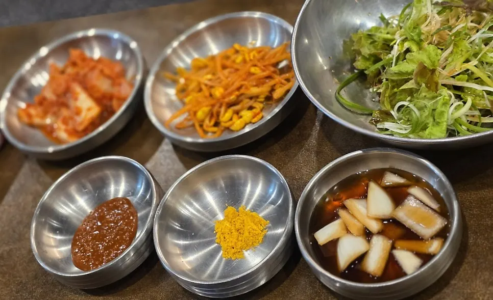 Six basic side dishes at Bongja Makchang