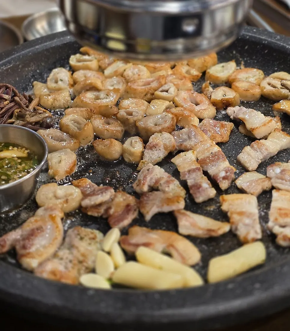 Grill with fully cooked makchang and pork belly