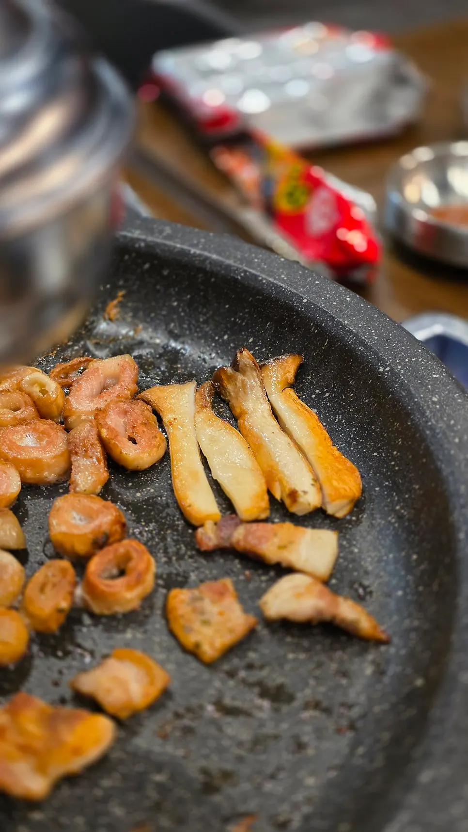 Golden-brown grilled makchang and mushrooms