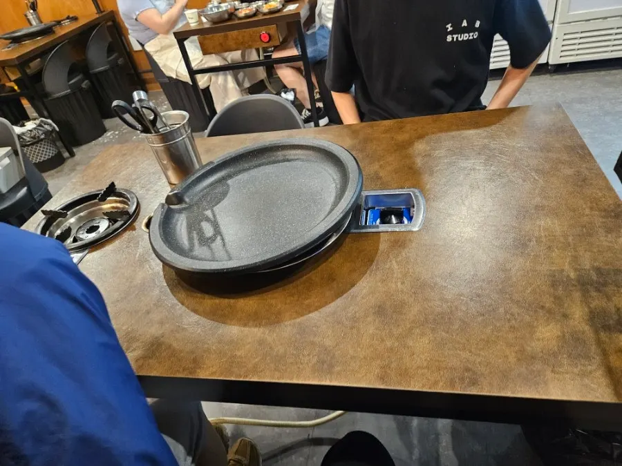 4-person table with a grill plate and burner