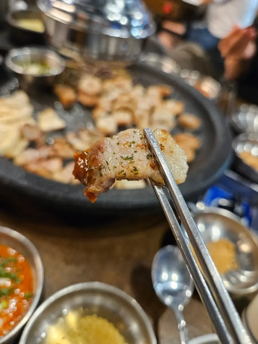 Grill plate with makchang and bracken fern cooking together