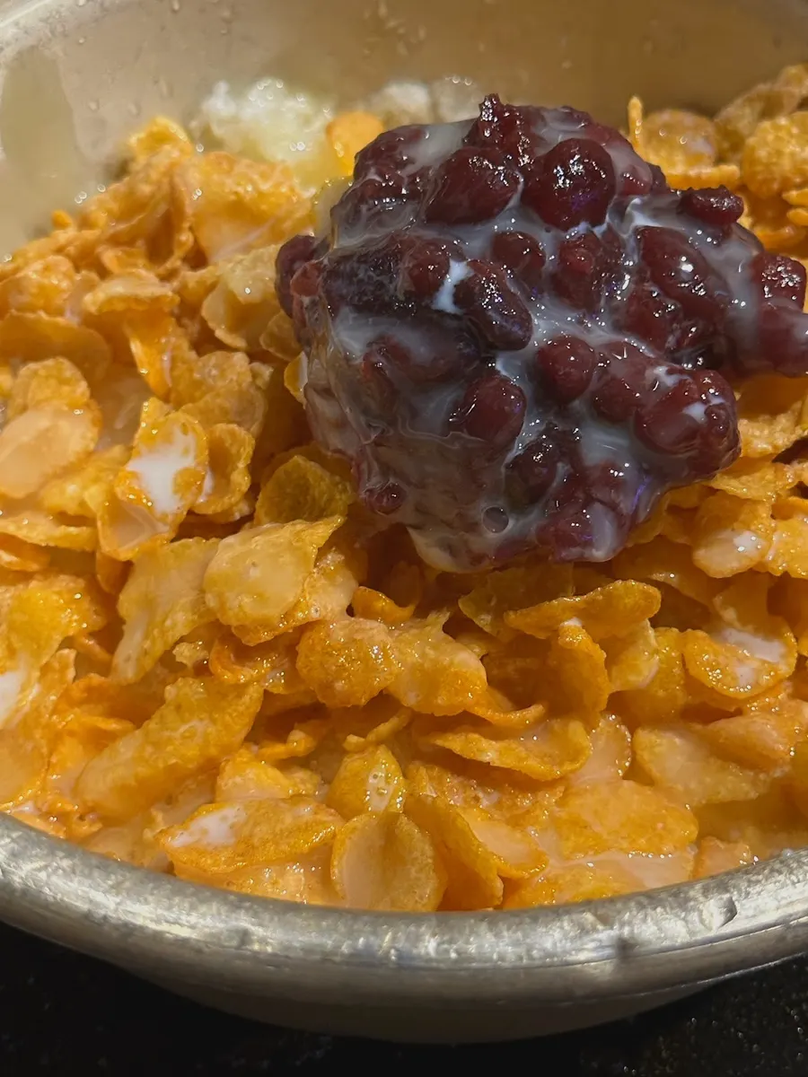 Classic patbingsu topped with red beans and cereal