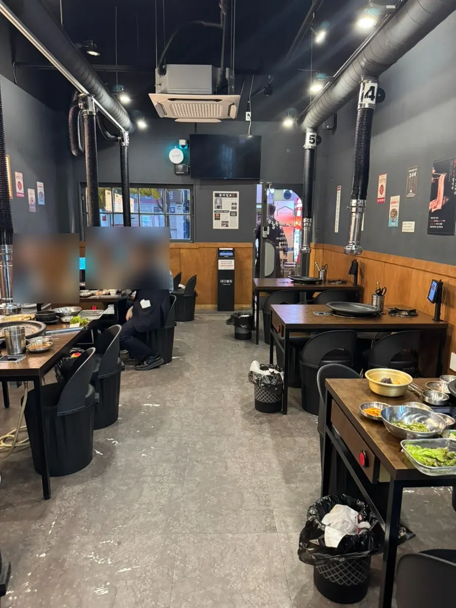 Clean interior tables at Bongja Makchang Daegu Jongno Branch