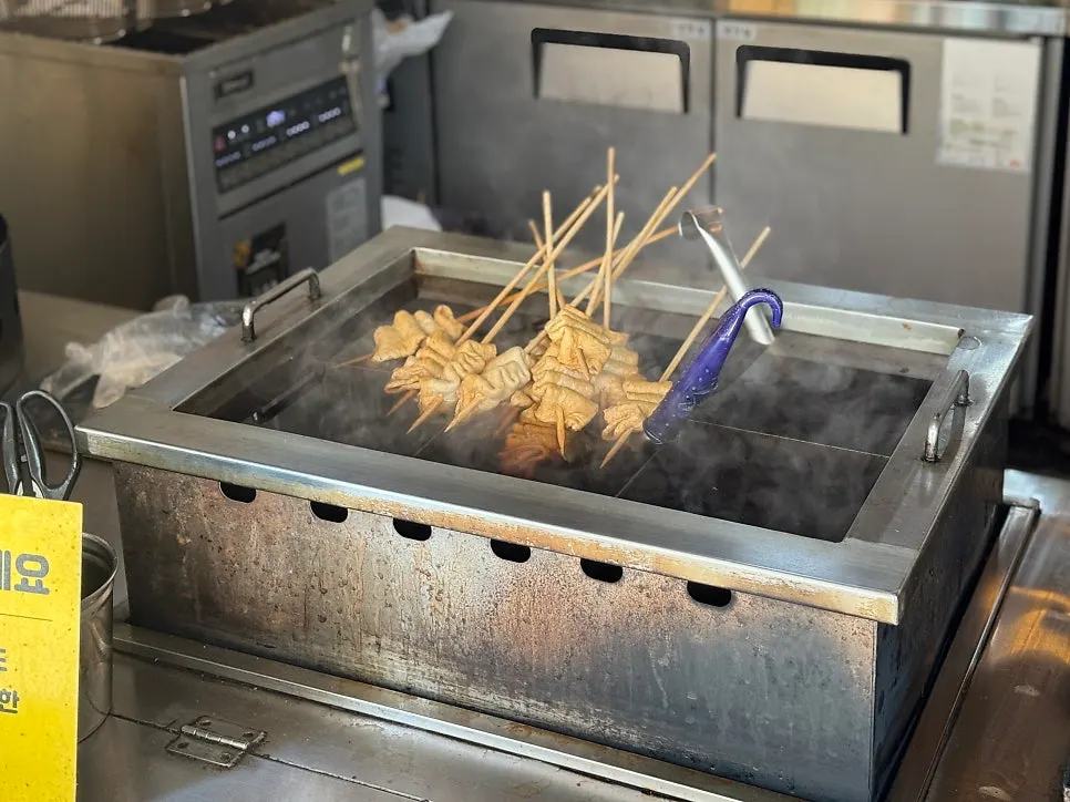 Fritters on display at Bubuduri Tteokbokki
