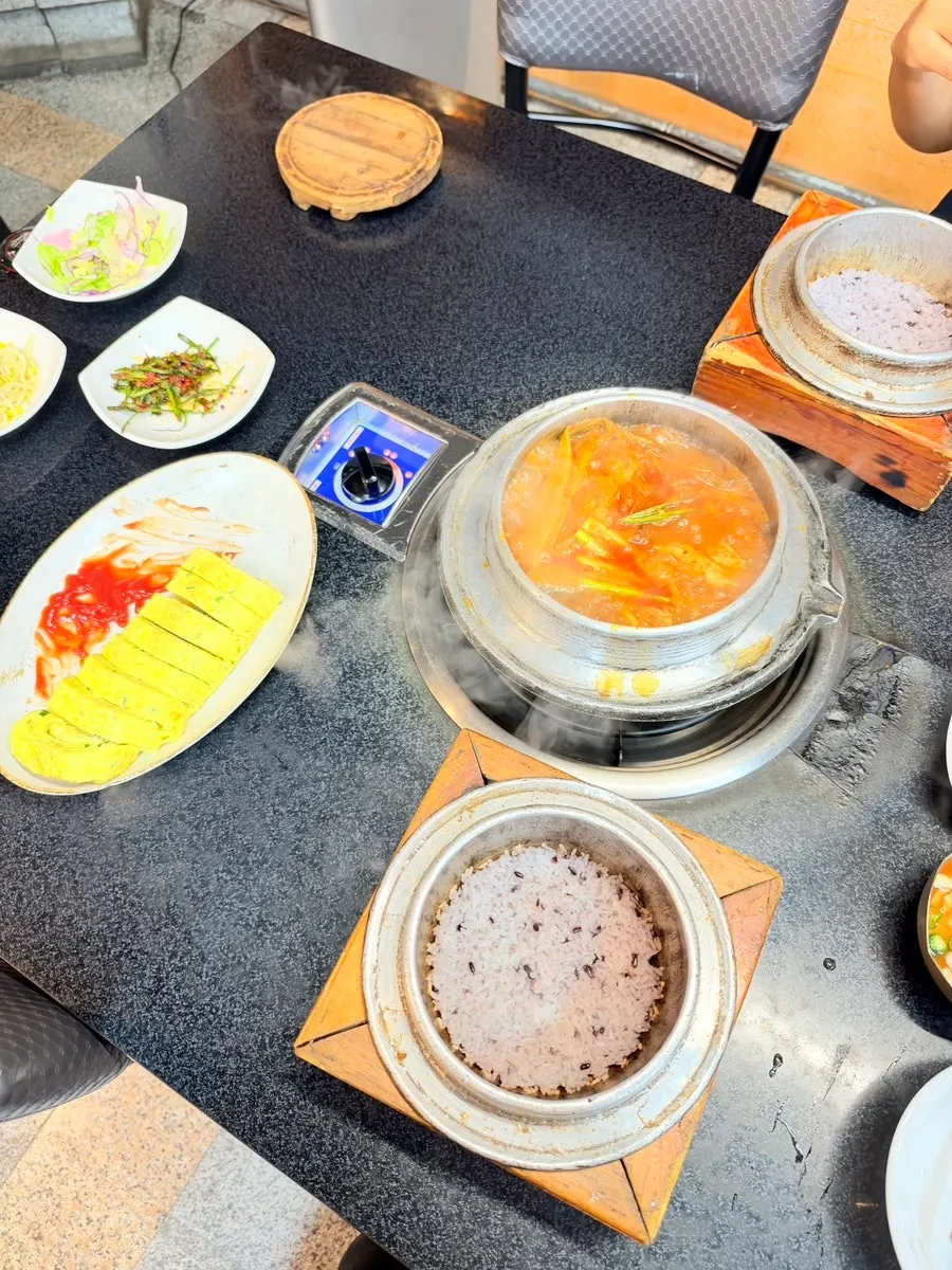 국내산 묵은지와 한돈 갈비살이 들어간 김치찌개