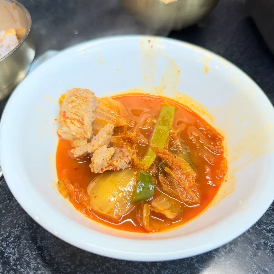 찌개 속 큼지막한 한돈 갈비 덩어리