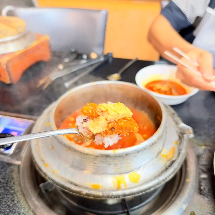 솥밥 위에 올린 갈비살과 묵은지