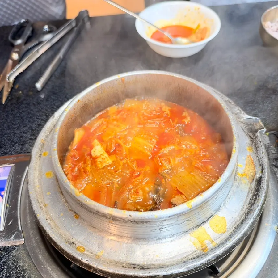 칼칼하고 시원한 묵은지 김치찌개 국물