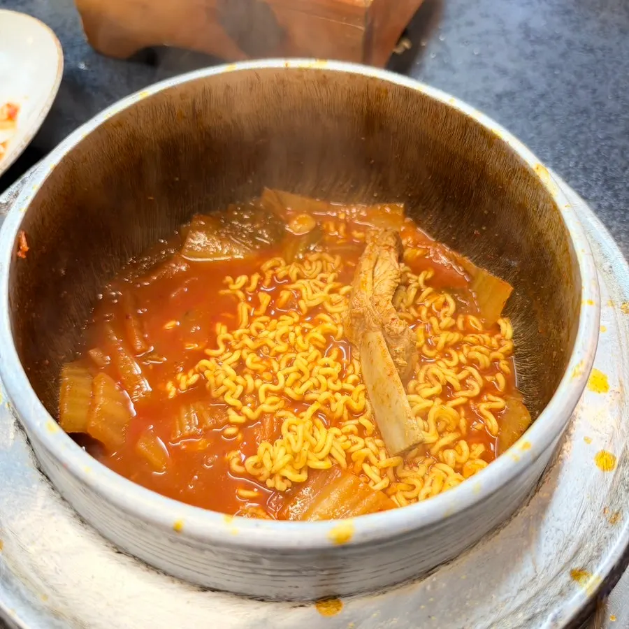 진한 묵은지 국물이 밴 라면 면발