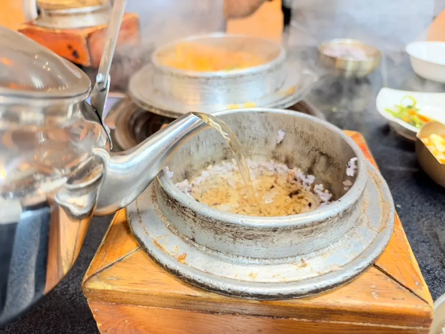 자작해진 갈비 김치찌개와 솥밥