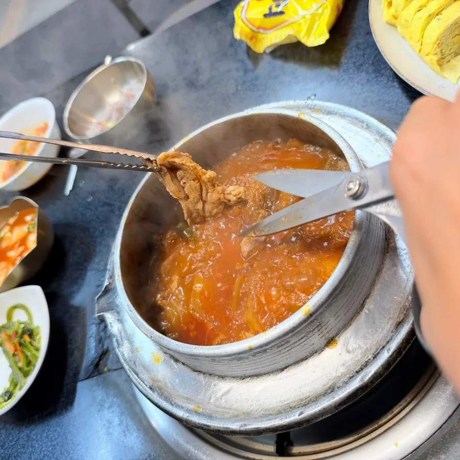 묵은지와 갈비살이 어우러진 찌개 클로즈업