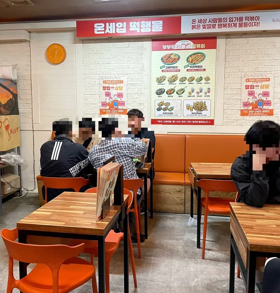 넉넉하게 놓인 매장 테이블 좌석