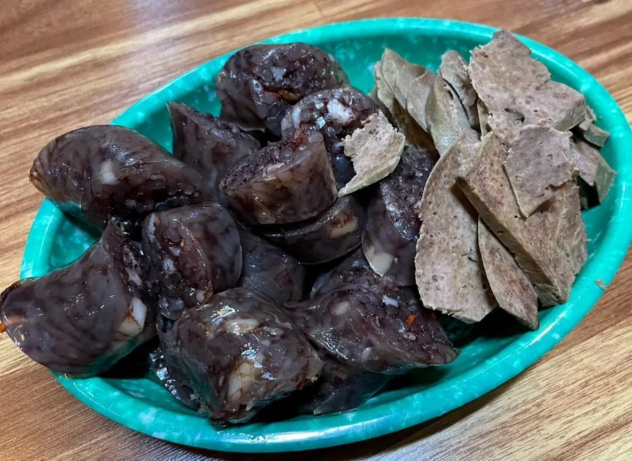 테이블에 차려진 2차 안주와 소주