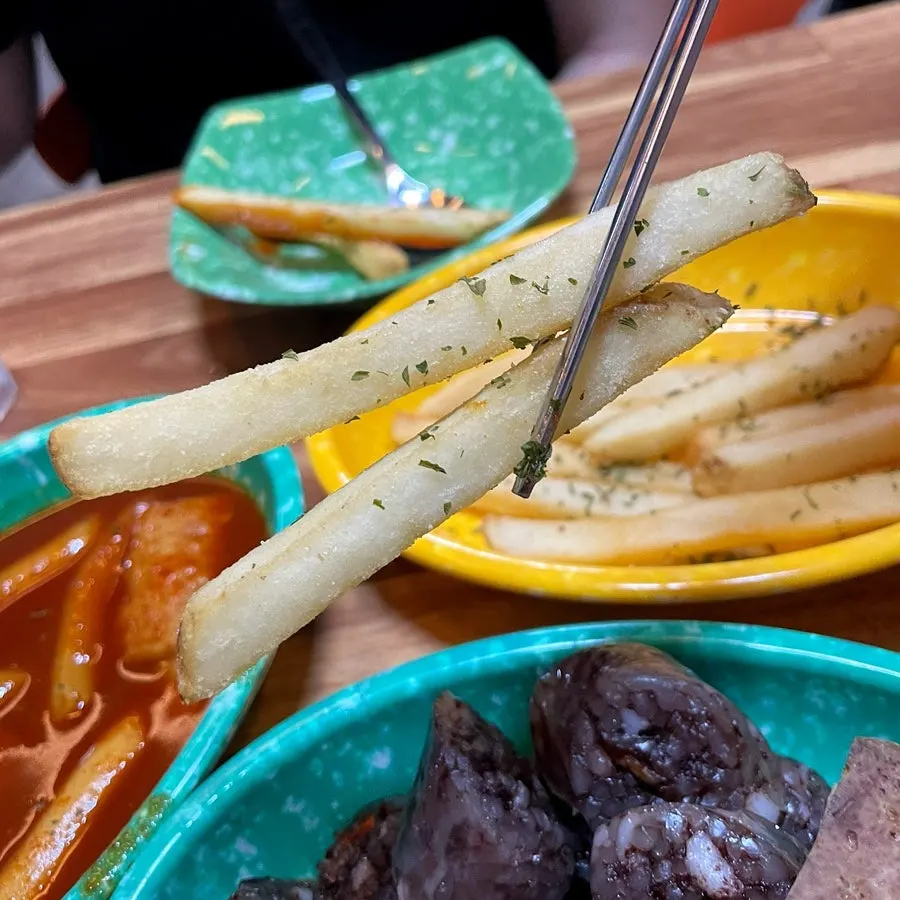 떡볶이 양념에 적신 찰순대