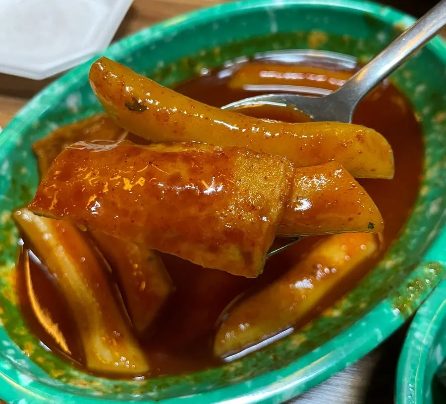 떡볶이 국물에 찍어 먹는 감자튀김