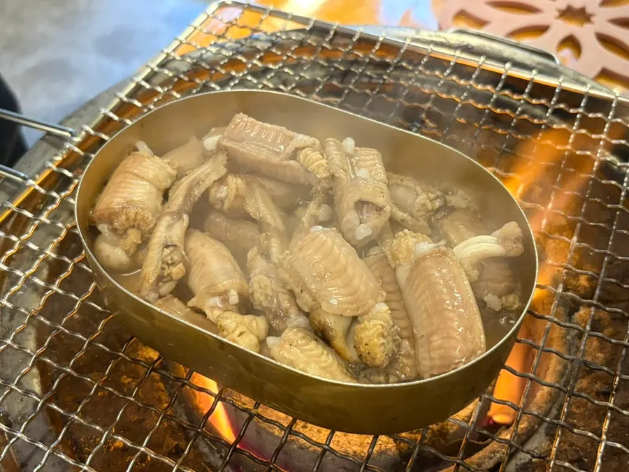 연탄불에서 익어가는 산꼼장어 소금구이
