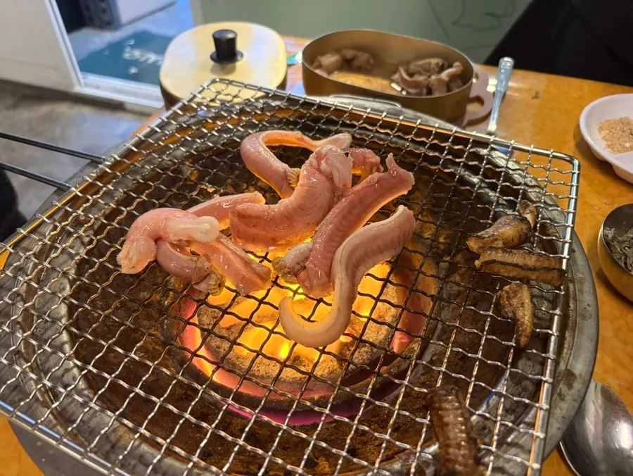 탱글한 식감의 생물 산꼼장어 구이