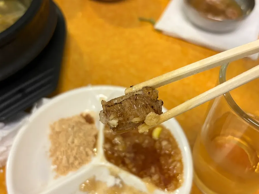 한 점 집어 든 꼼장어 소금구이
