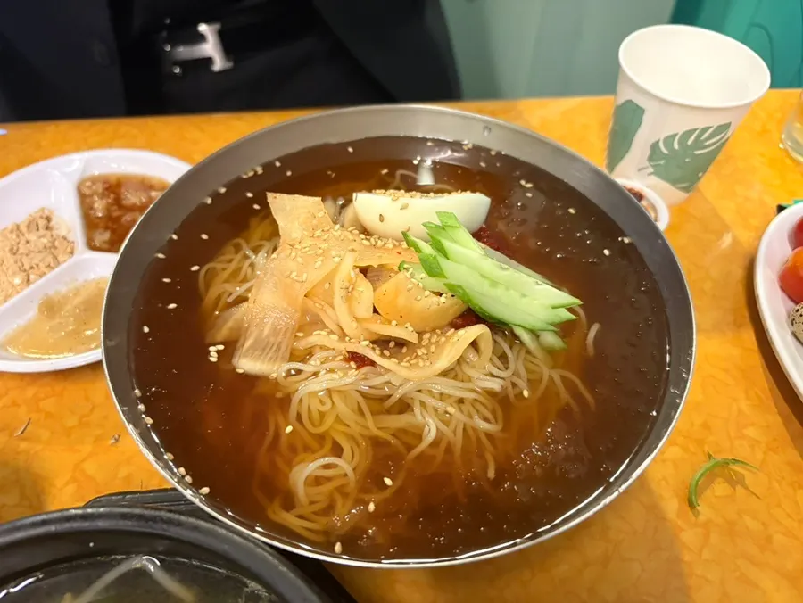 소주와 함께 차려진 산꼼장어 술상