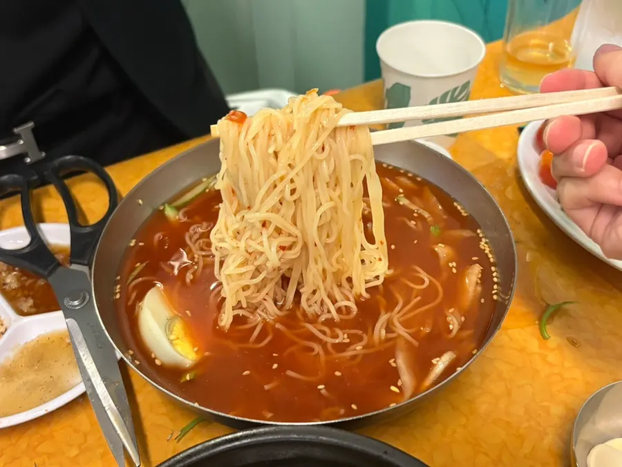 한약 향이 느껴지는 진빼이 냉밀면