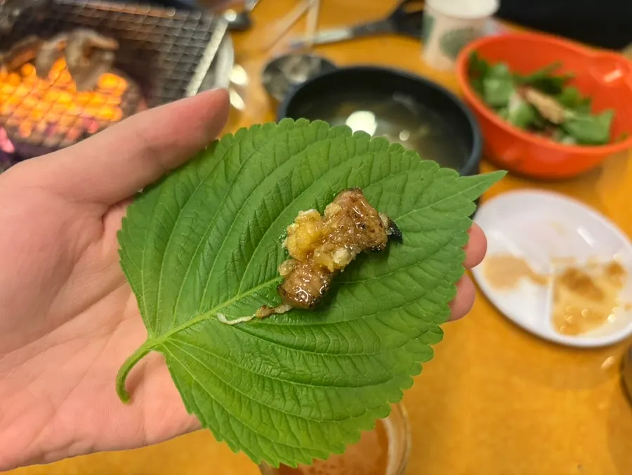 먹기 좋게 익은 꼼장어 소금구이