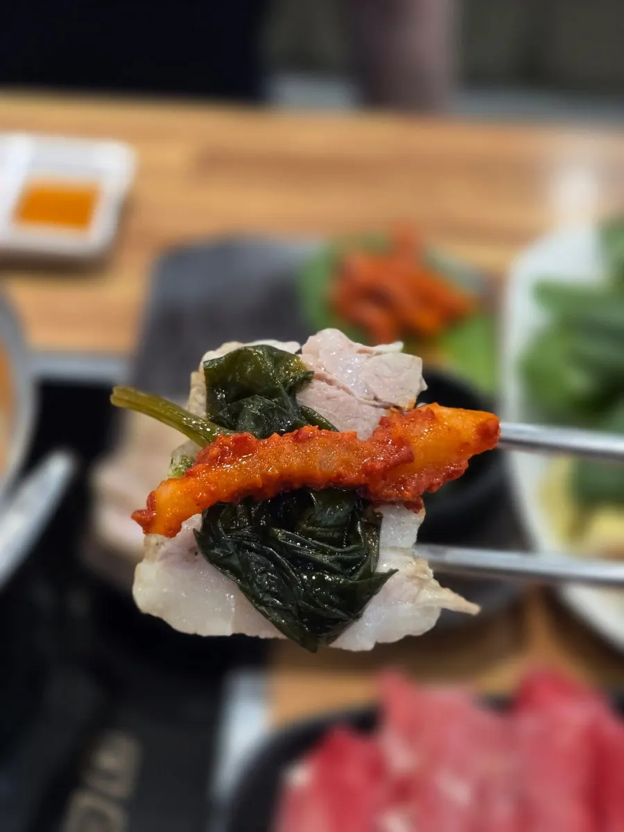 보쌈과 반찬까지 푸짐하게 차려진 뽕잎사랑스페셜 샤브샤브 상차림