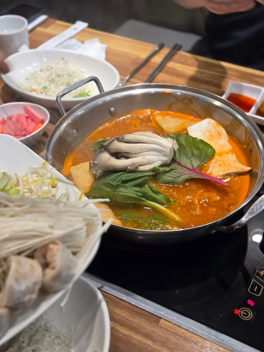 매콤 육수가 끓고 있는 샤브샤브 냄비