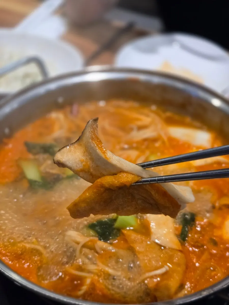 육수에 살짝 담근 부드러운 소고기