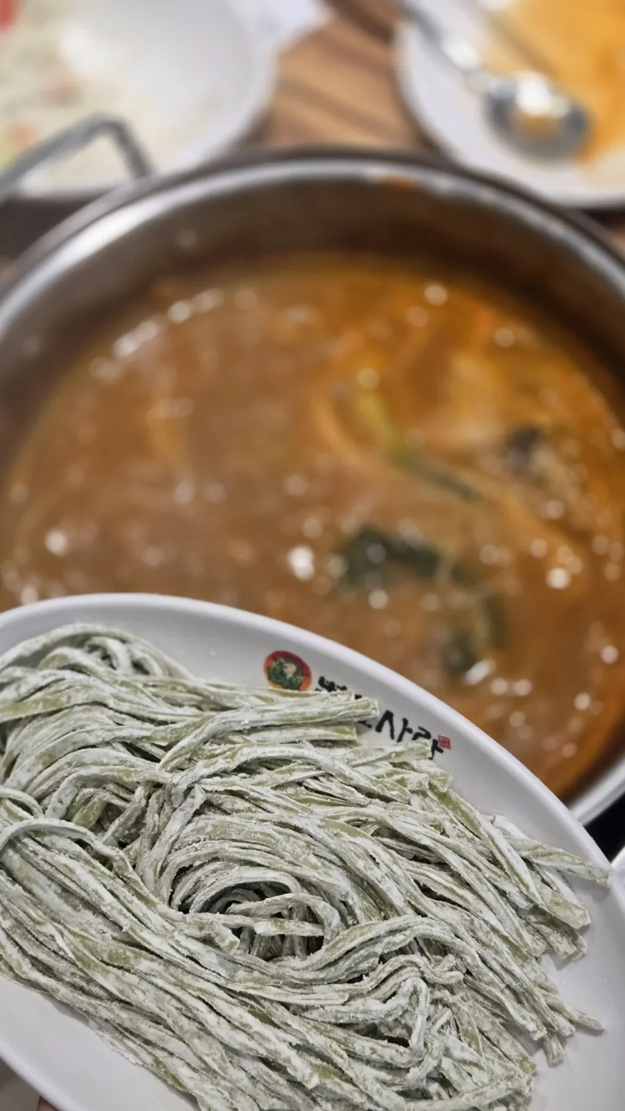 초록빛 뽕잎 칼국수 면을 넣어 끓이는 샤브샤브