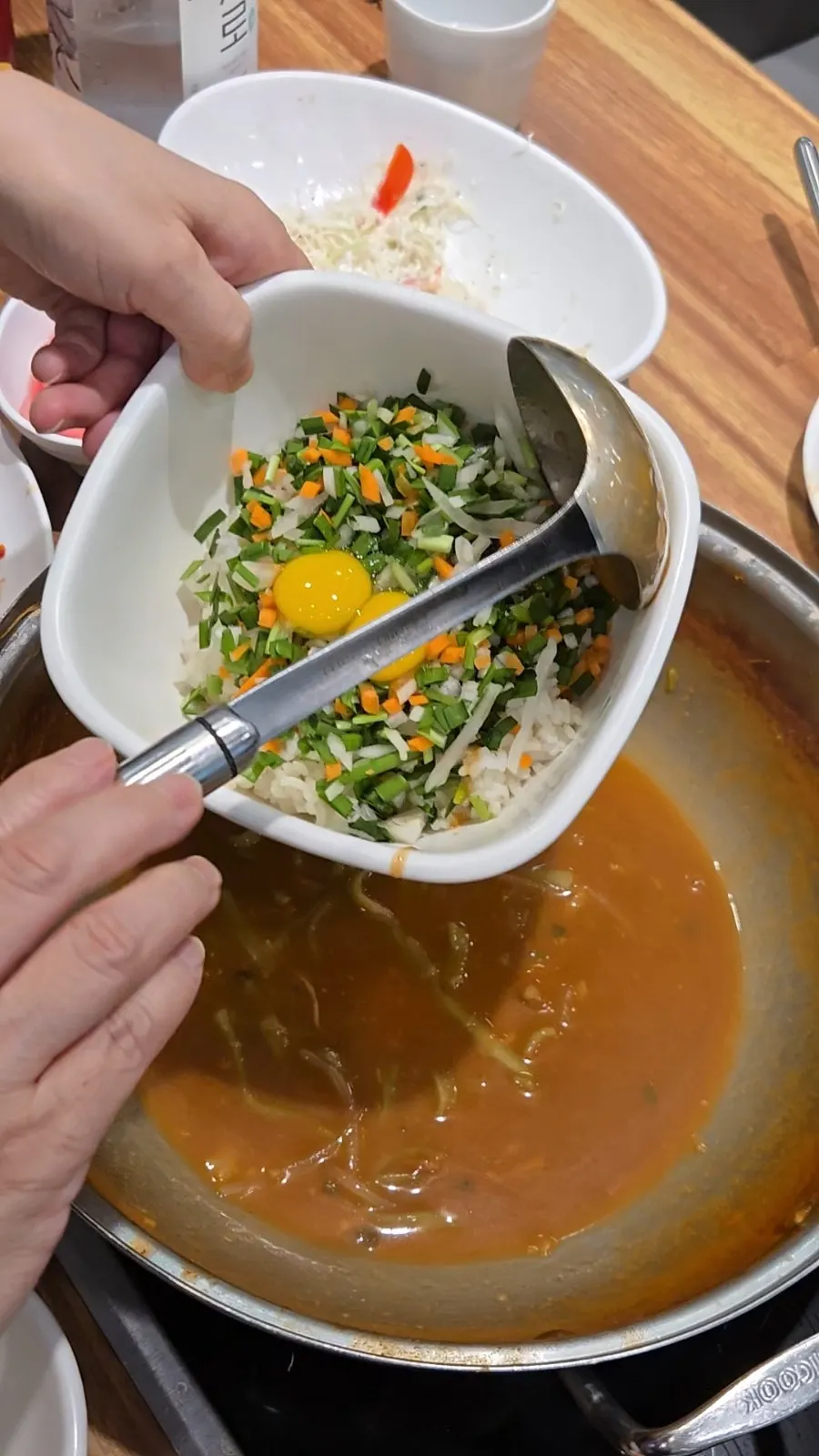 육수가 배어든 뽕잎 칼국수 면발