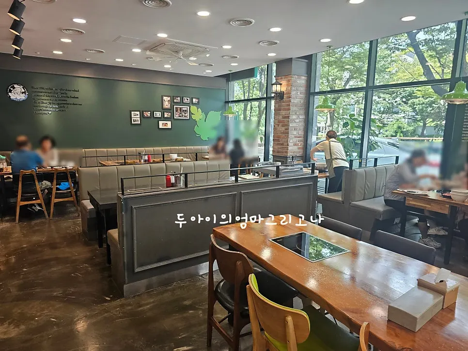 뽕잎사랑 안양예술공원점 내부 테이블