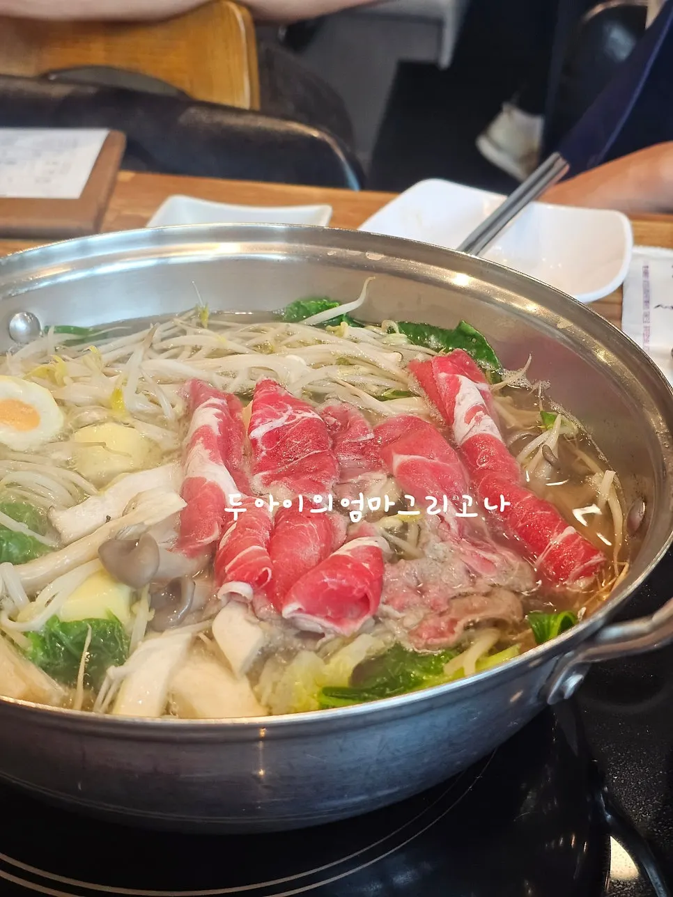 장아찌에 싸 먹는 뽕잎보쌈 한 점