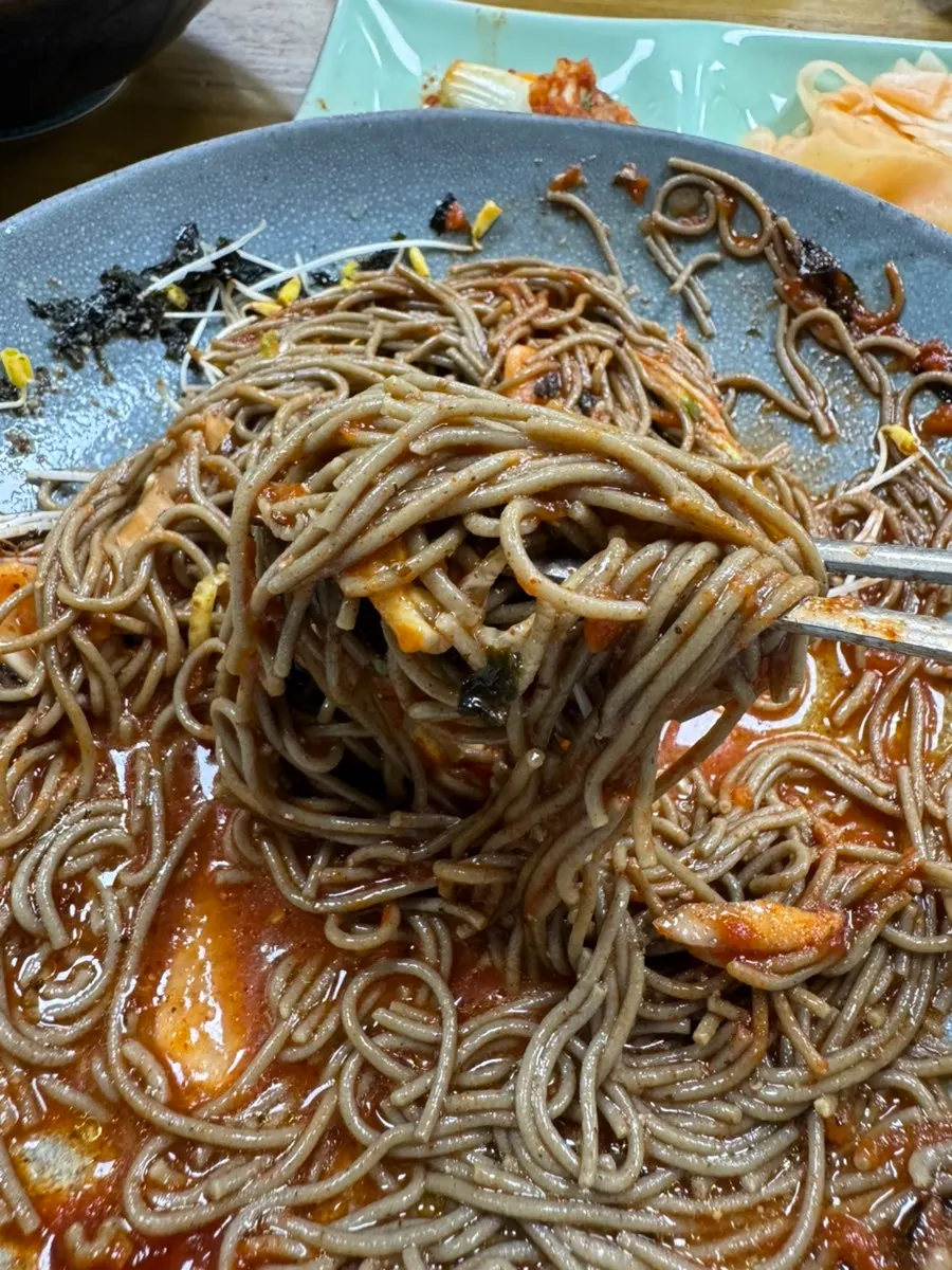Buckwheat bibim noodles sprinkled with kelp vinegar