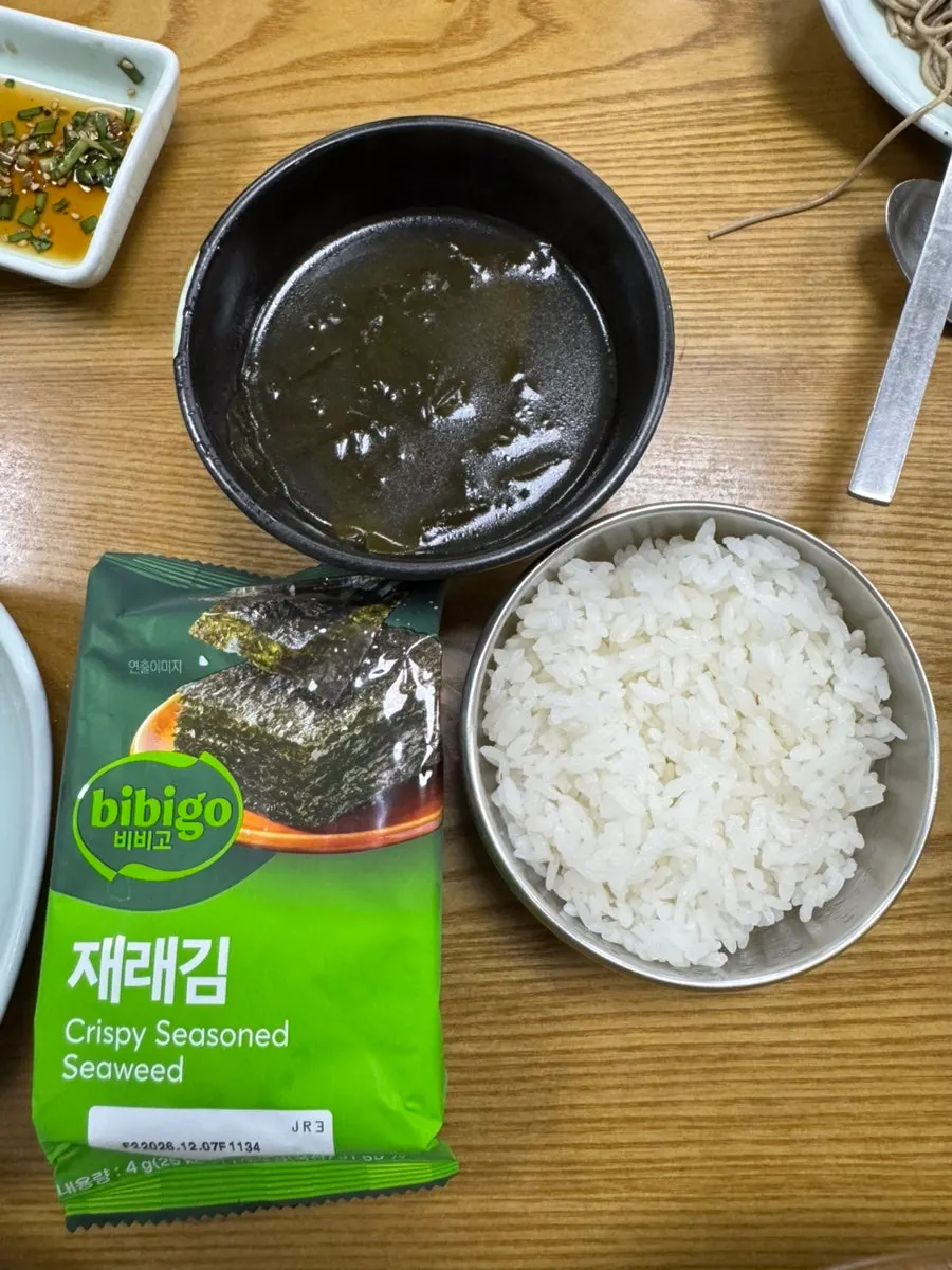 The ₩1,000 rice set served with seaweed soup and dried seaweed