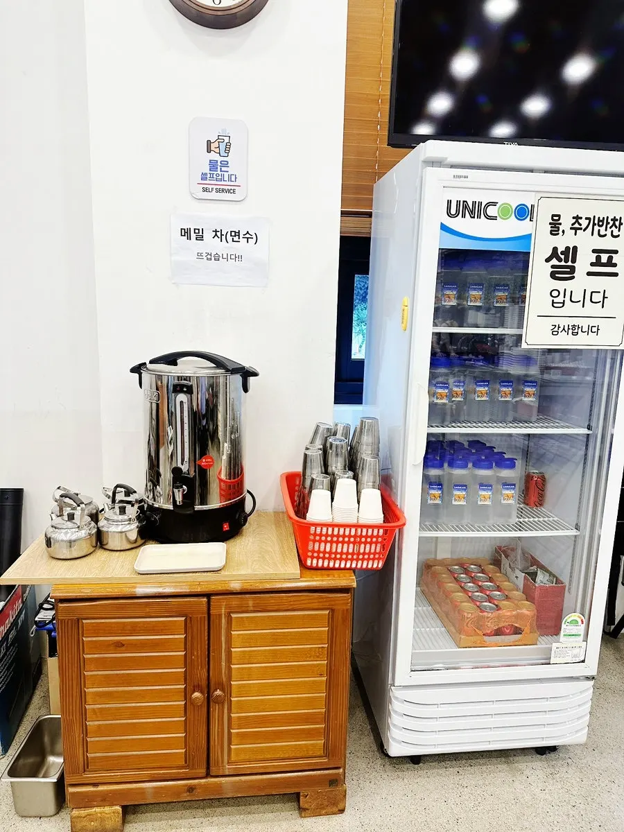 셀프 냉장고와 따뜻한 메밀차 코너