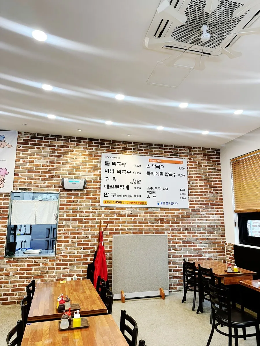 주전자에 담은 따뜻한 메밀차