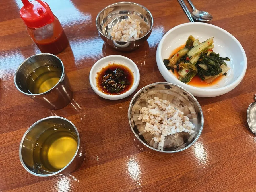 테이블에 놓인 메밀차 주전자와 잔