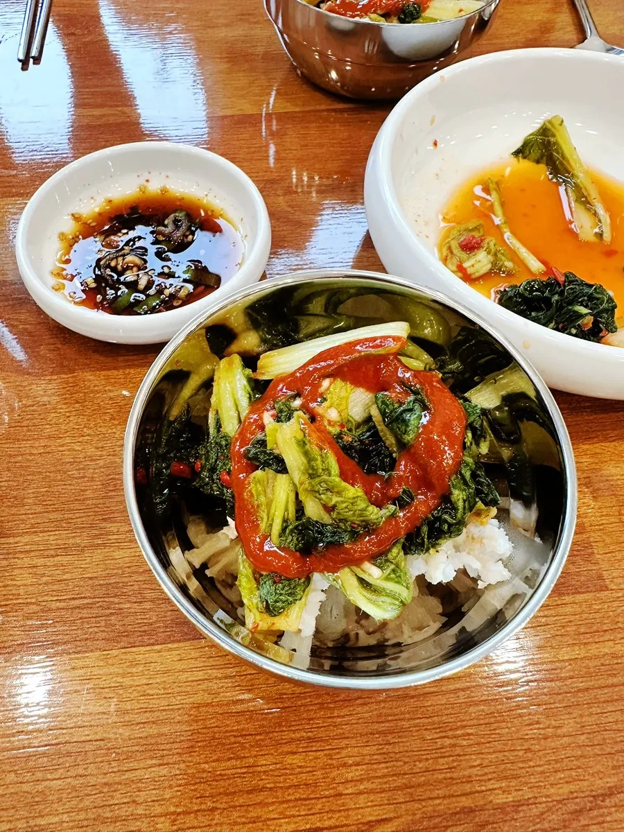열무김치를 넣고 비빈 보리밥