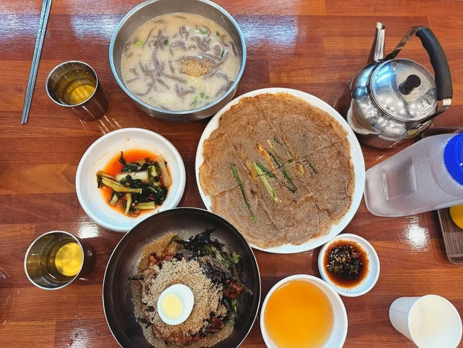 노릇하게 부친 메밀부침개 두 장
