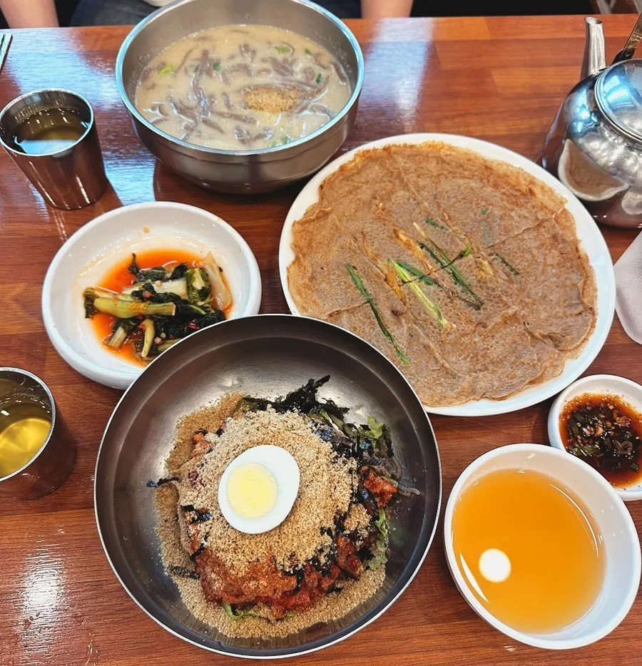 양념 간장에 찍는 메밀전 한 조각