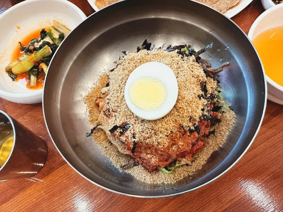 양념장이 올라간 비빔막국수